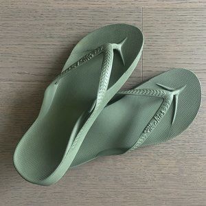 Archies Arch Support Flip Flops:  Womens 9, Mens 8